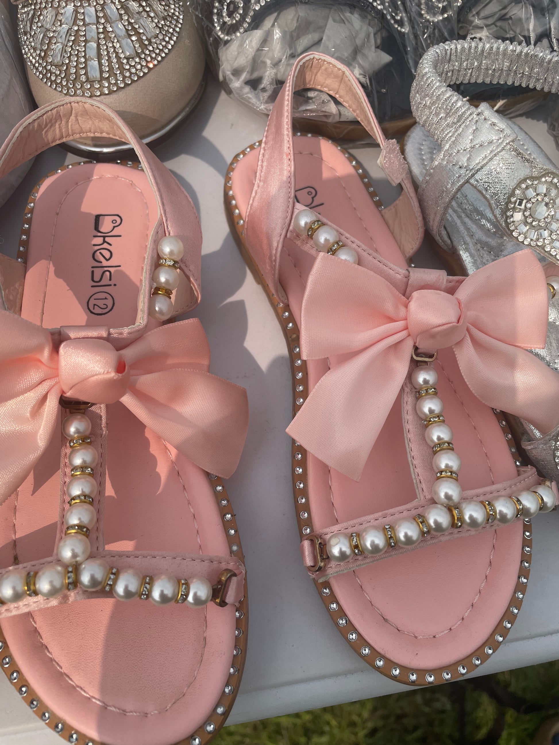 Pallets with 100 pairs mix shoes