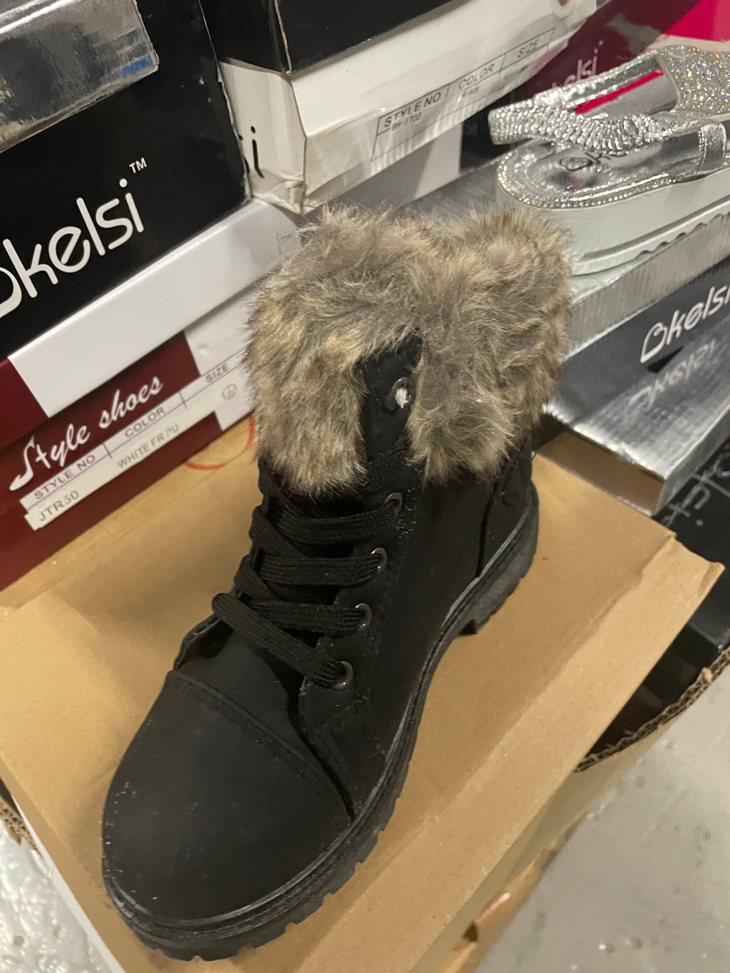 Pallets with 100 pairs mix shoes