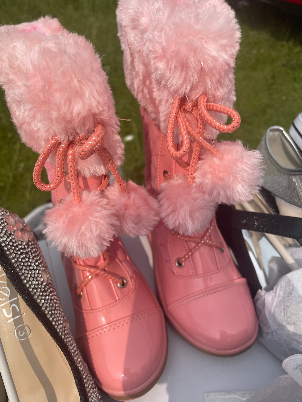 Pallets with 100 pairs mix shoes