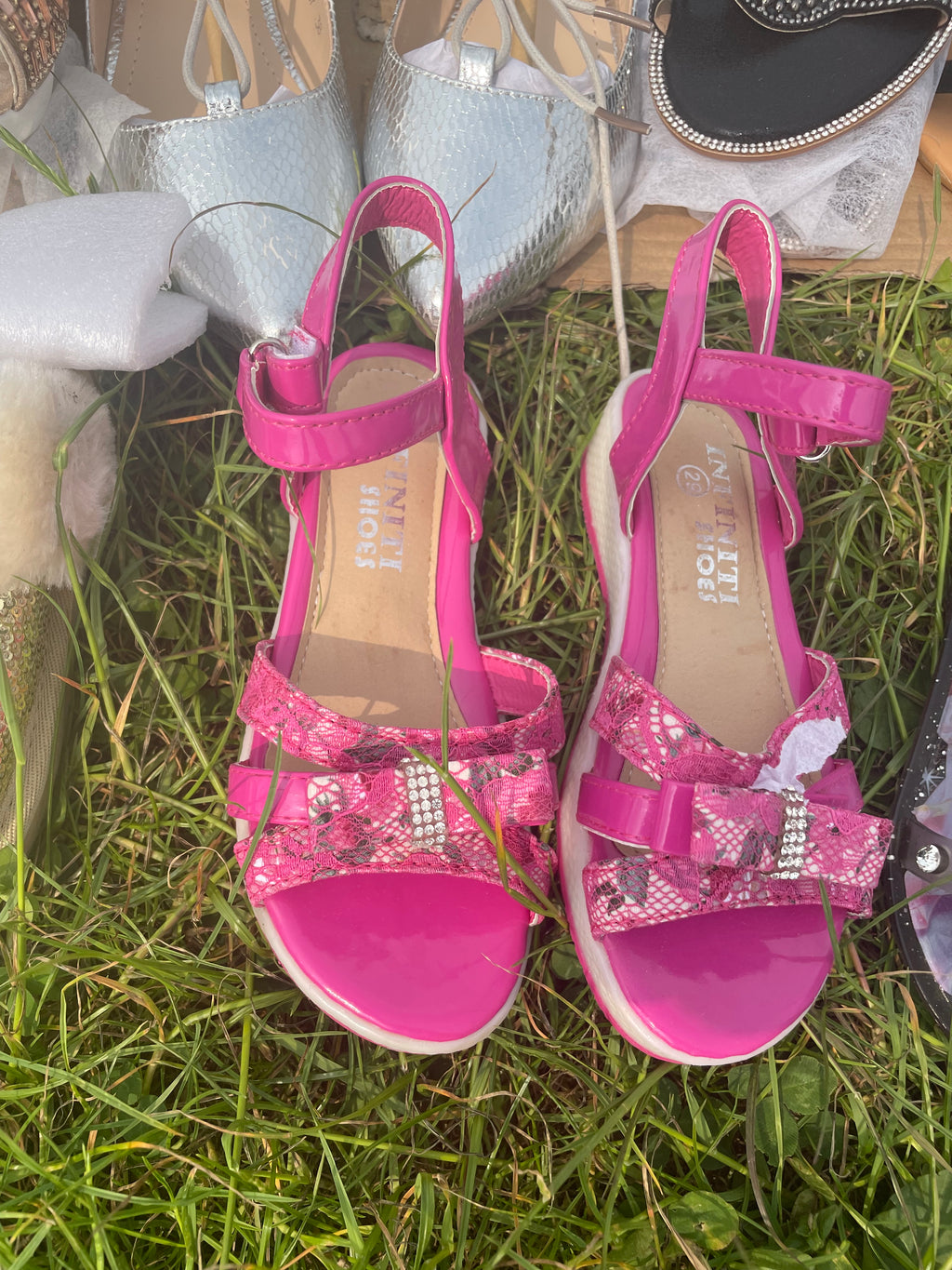Pallets with 100 pairs mix shoes